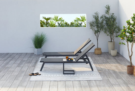 Set aus 2 Aluminium-Liegestuehlen mit Beistelltisch