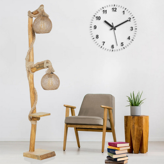 Stehleuchte aus Holz und Seilen mit Ablage