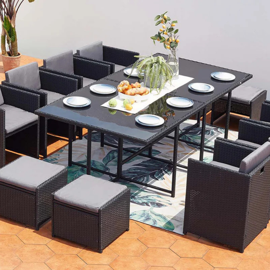 Stapelbares Gartenset 12 Plaetze Sessel und Hocker aus geflochtenem Kunstharz
